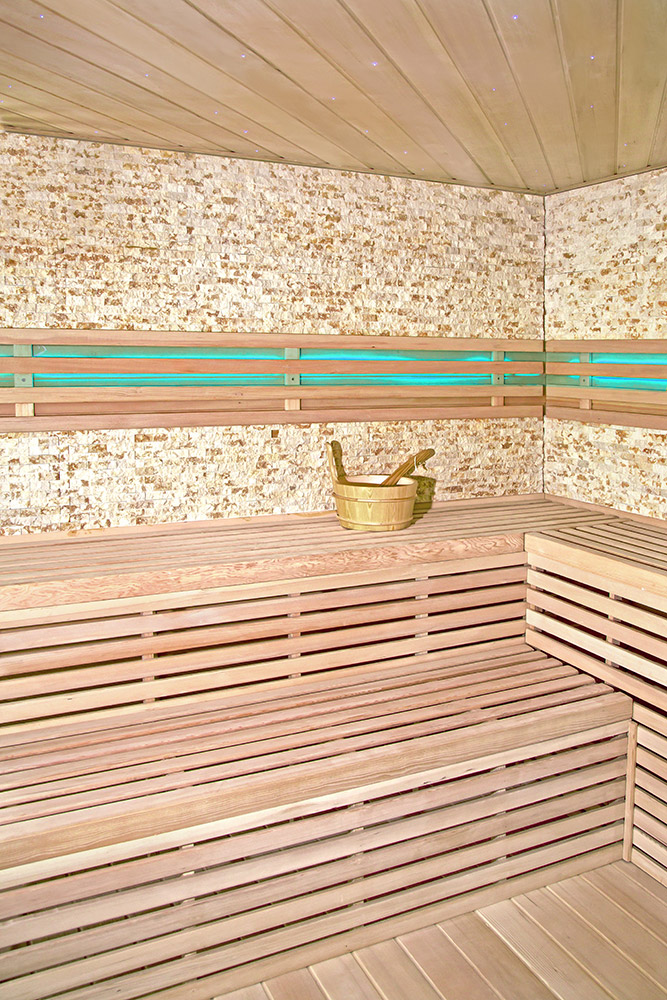 Traditionelle Sauna Skyline XL BIG Kunststeinwand