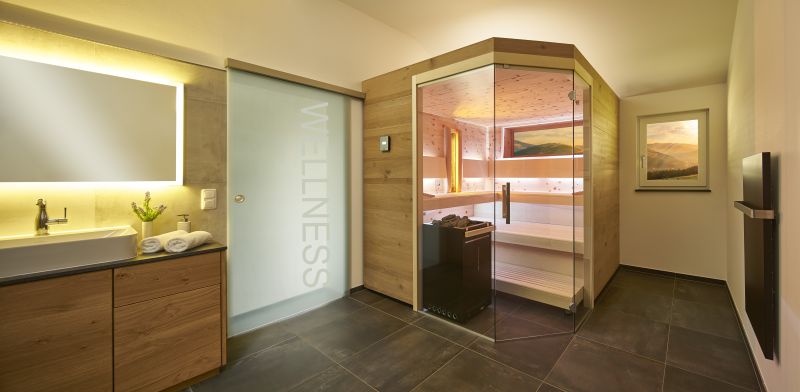 Infraworld Kabine in Zirbe und Eiche im Badezimmer